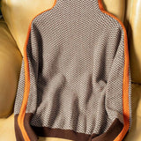 Katalin | Pulóver feltűnő kontrasztos csíkokkal